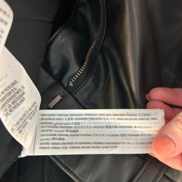 Abercrombie & Fitch Vegan Leather Shorts Womens Size Medium Black Tailored - Picture 9 of 10